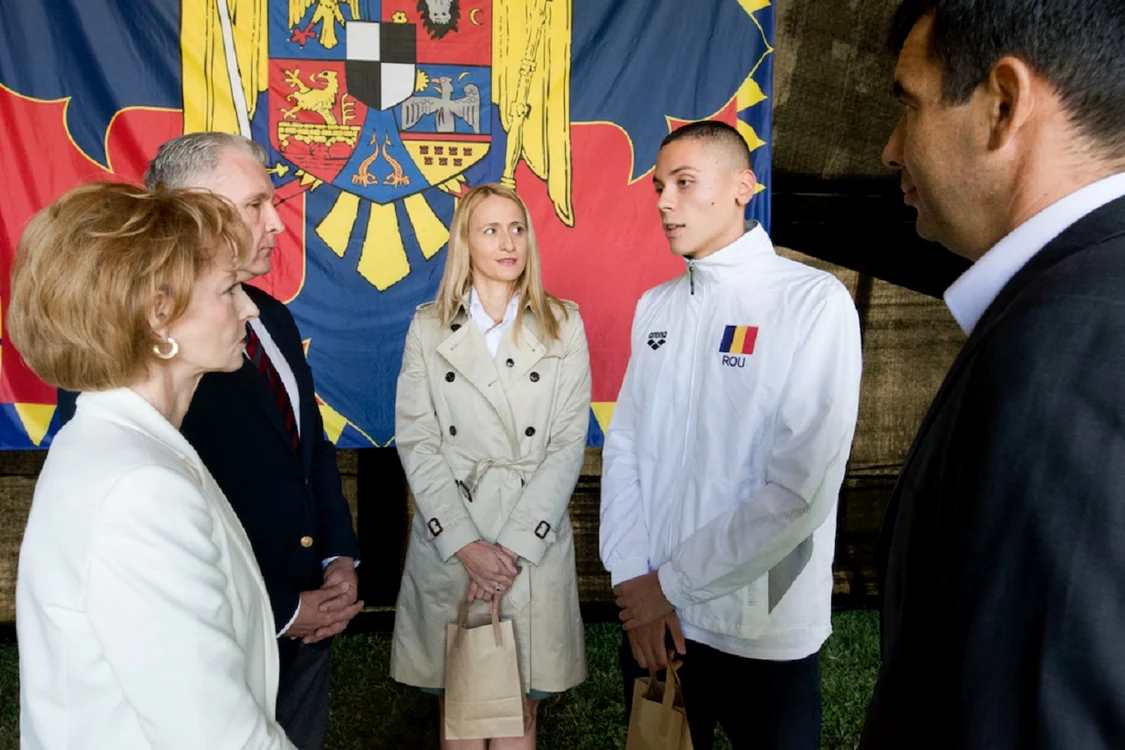 O fostă campioană olimpică şi un tânăr campion la Palatul Elisabeta. FOTO: Casa Majestăţii Sale