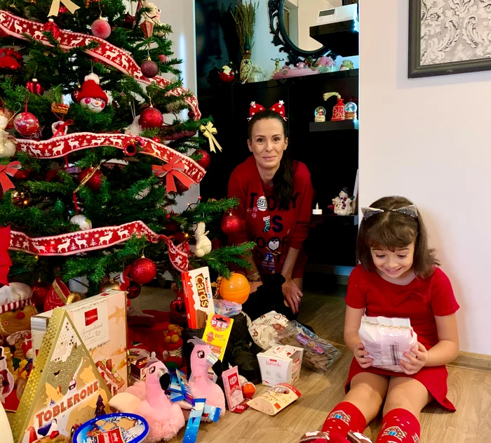 Andrei, fiul Ioanei Maria Moldovan, a fost vizitat de Moș la bunicii din Târgu Mureș