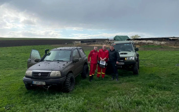 ISU susţine că toată operaţiunea a durat patru ore, întrucât Ambulanţa s-a împotmolit şi a fost nevoie de maşini de teren. FOTO: ISU Cluj