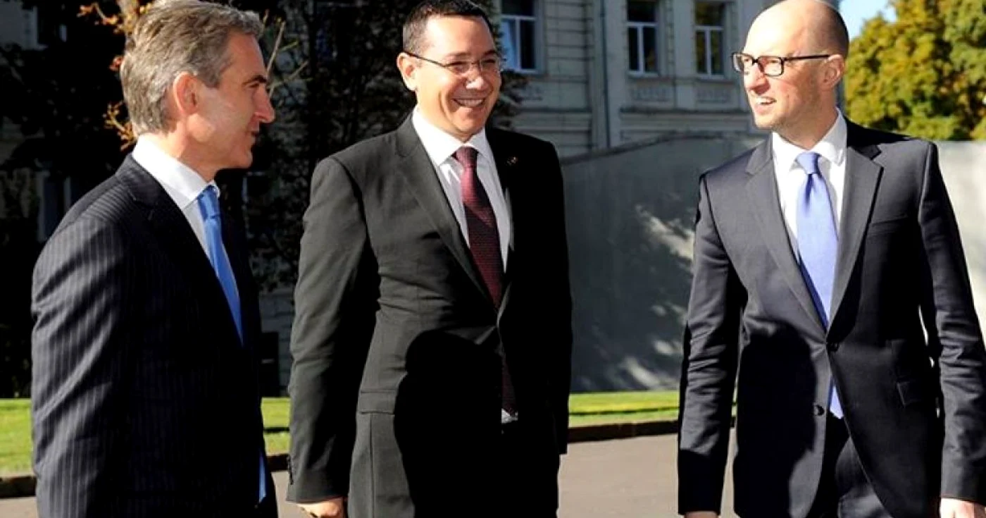 Premierul Victor Ponta în compania omologilor săi din Republica Moldova şi Ucraina , Iurie Lencă (stânga) şi respectiv Arseni iaţeniuk (dreapta)
