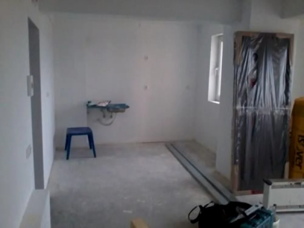 Dacă intenţionaţi să faceţi modificări în apartament, să spargeţi sau să construiţi pereţi sau să vă extindeţi locuinţa în spaţiile comune, aveţi nevoie de o autorizaţie de construcţie de la primărie FOTO: arhivă
