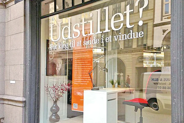 Hannibal Camel Holt a dat câteva interviuri chiar la el, în vitrină