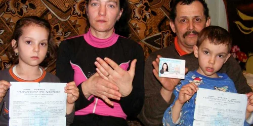 Lilia Ceban alături de soţul său şi de cei doi copii născuţi la Buzău