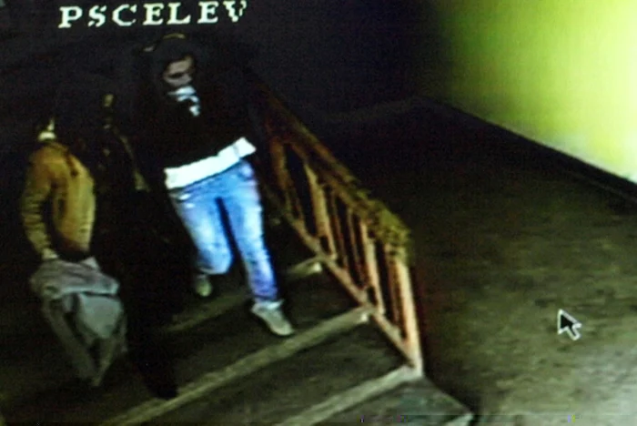 Victima, in pantaloni deschişi la culoare, a scăpat cu greu din faţa agresorilor. FOTO: D.G.