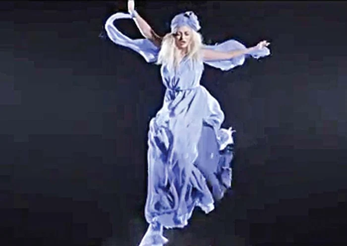 
    Impresionată de  model, Delia a ţinut  morţiş să o îmbrace  în videoclip  