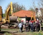 Pompierii militari de la ISU Teleorman intervin în satul Balta Sărată din Teleorma pentru scoaterea în siguranţă a unui copil de doi ani căzut în puţul din curtea casei FOTO Dorin Constanda