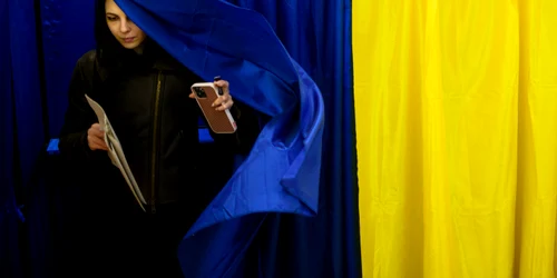 Tânără româncă ieșind din cabina de vot   Mediafax Foto Alexandru Dobre jpg