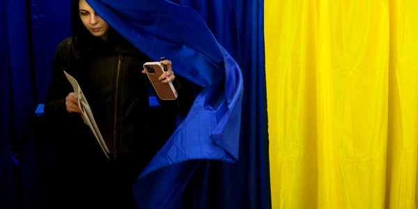 Tânără româncă ieșind din cabina de vot   Mediafax Foto Alexandru Dobre jpg