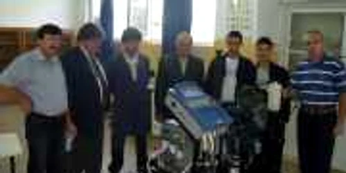 Elevii şi profesorii sunt mândri că au montat un generator care funcţionează perfect 