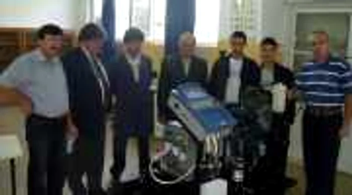 Elevii şi profesorii sunt mândri că au montat un generator care funcţionează perfect 