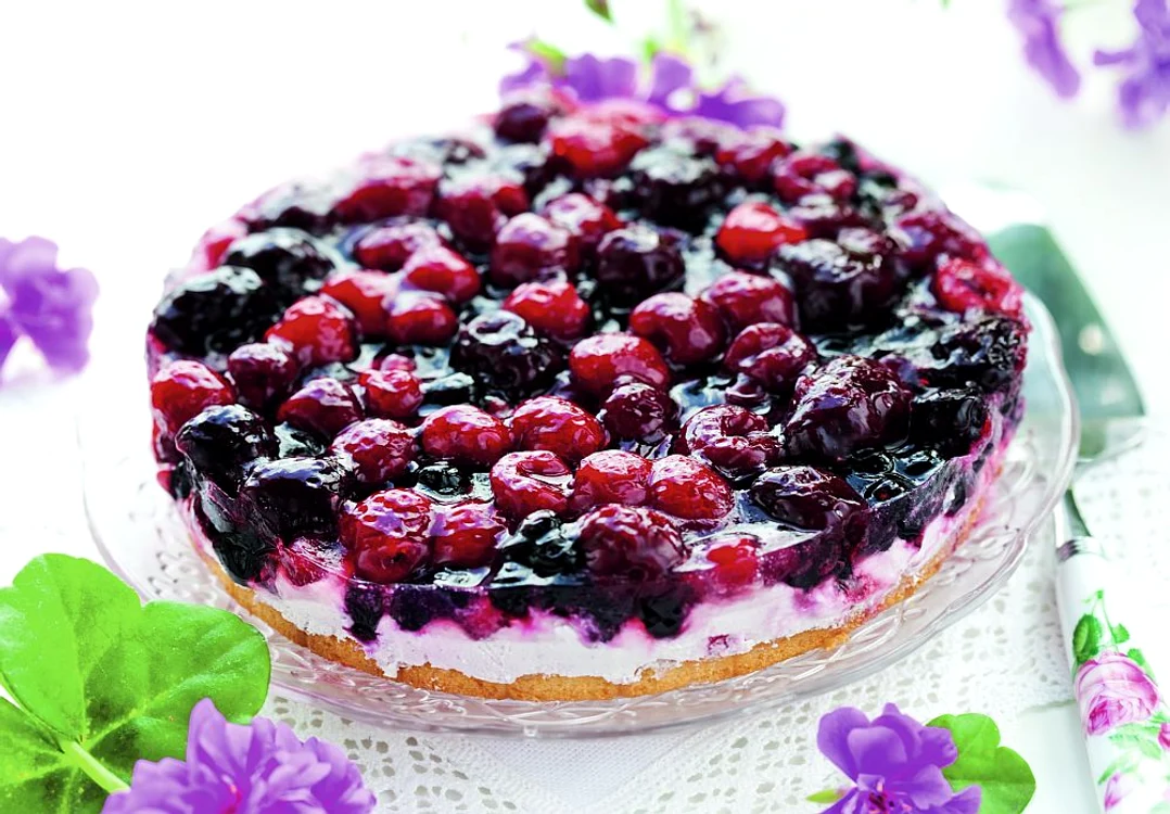 tort cu fructe de padure si crema de branza jpeg
