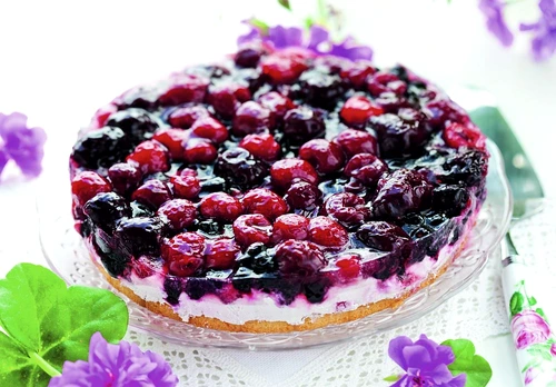 tort cu fructe de padure si crema de branza jpeg