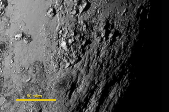 Lanţ muntos descoperit pe Plutofoto: NASA-JHUAPL-SwRI