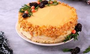 Tort festiv alune de padure  Sursa foto shutterstock 2233352429 jpg