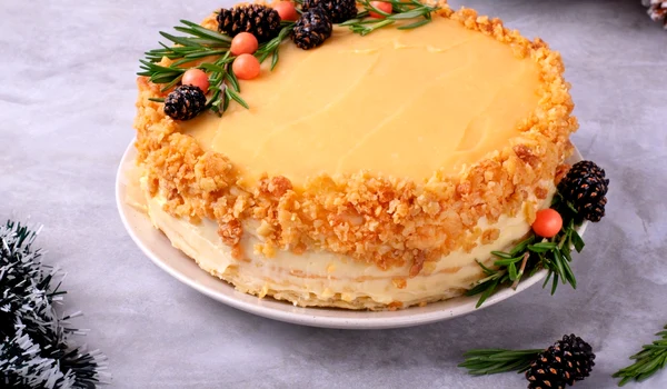 Tort festiv alune de padure  Sursa foto shutterstock 2233352429 jpg