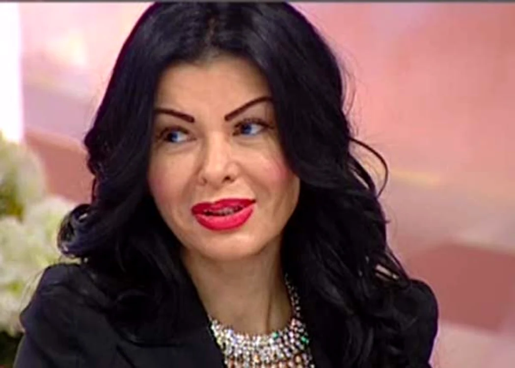 
    Consuela di Monaco se simte complexată că are sânii prea mici  