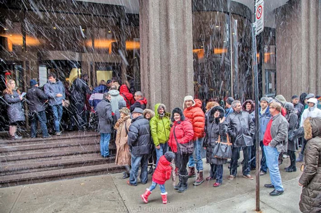 TORONTO. Românii au stat ore  în şir la coadă  în ninsoare ca  să poată vota
