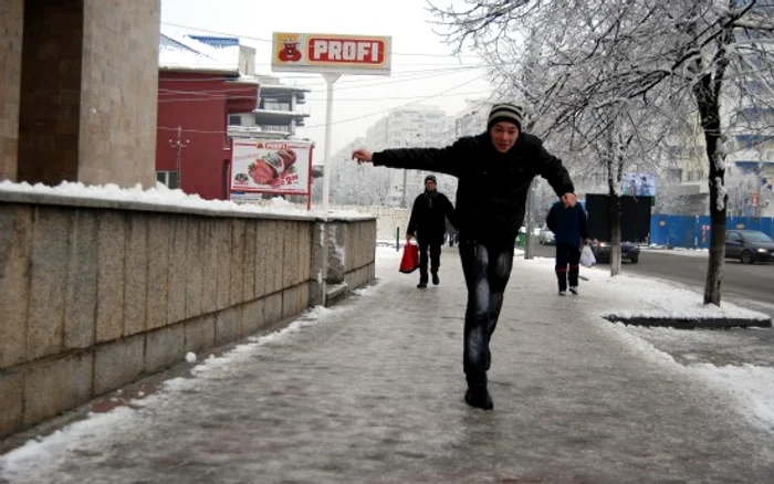 Tinerii sunt cei mai fericiţi de prezenţa gheţii pe trotuare