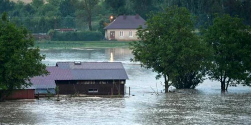 O furtună puternică care a lovit provincia Podkarpacie din Polonia a provocat inundaţii distrugătoare FOTO EPA-EFE / Darek Delmanowicz 