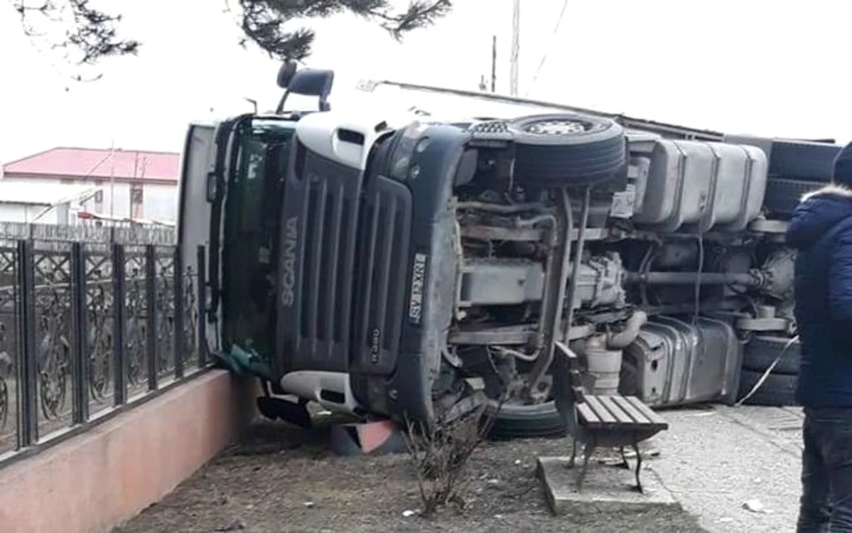 Autotrenul s-a răsturnat peste gardul poliţiei  FOTO: Mădălina Simion