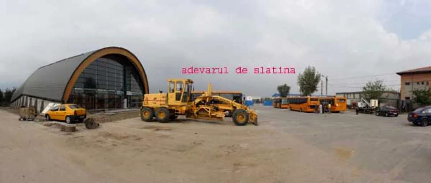 Bazinul de înot acoperit de la Slatina (stg.) este amenajat în acelaşi perimetru unde a fost planificată a fi construită şi Sala Polivalentă (fundal), proiect amânat pe termen nelimitat