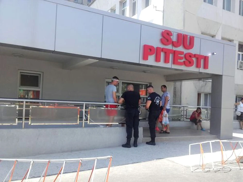 
    Colegii paznicului rănit l-au însoțit la spital  