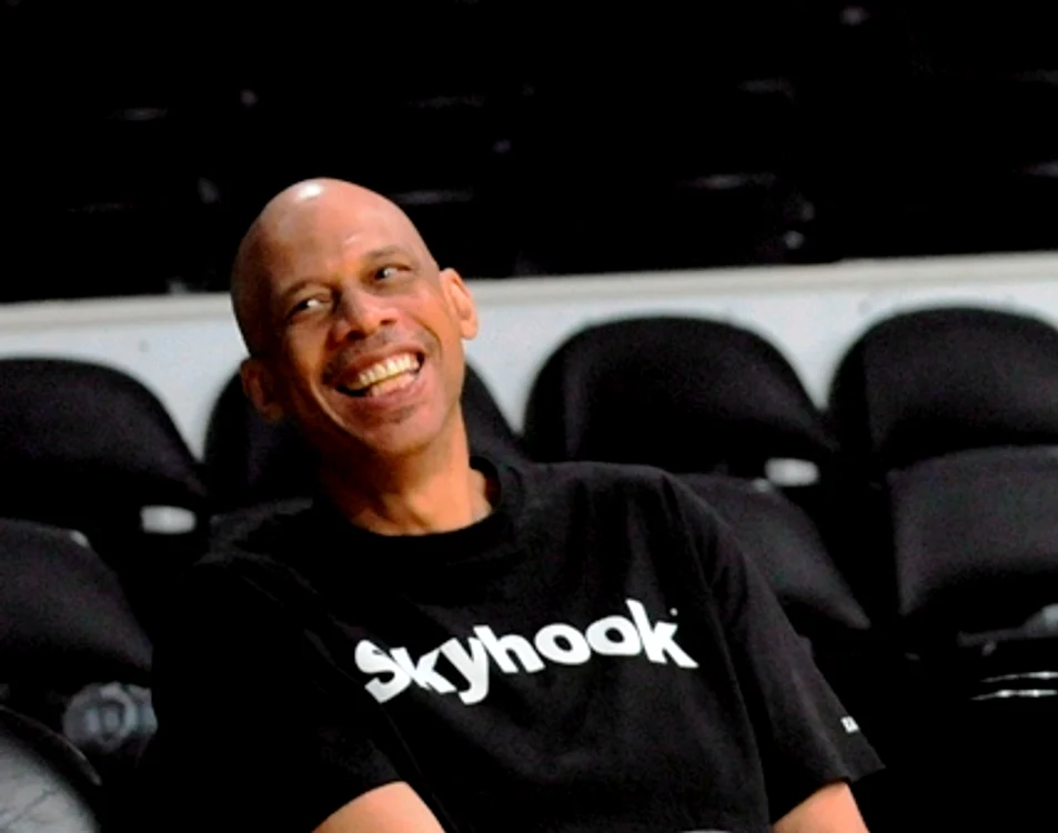 
    Kareem Abdul Jabbar are în continuare puterea de a zâmbi în ciuda bolii cu care trăieşte în prezent  