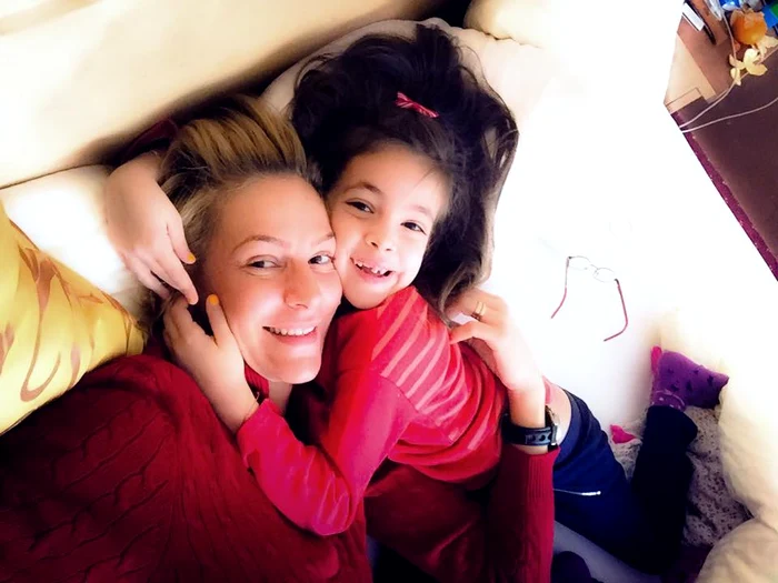 Roxana, alături de fiica ei, Ana, care îi seamănă leit