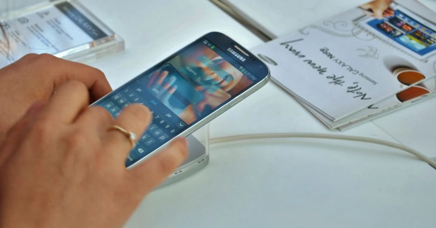 Samsung Galaxy S4 nu reacţiomnează bine la Android 4.3
