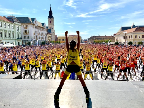 Kinga Sebestyen a pus România în Cartea Recordurilor. Peste 1500 de persoane au participat în Oradea la cea mai mare oră de Kangoo Jumps din Istorie