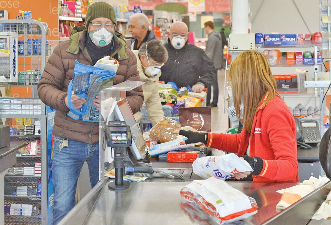 
    Italienii din zonele afectate  de coronavirus încalcă  restricțiile și merg la  cumpărături pentru a-și  face provizii de mâncarefotografii: EPA  