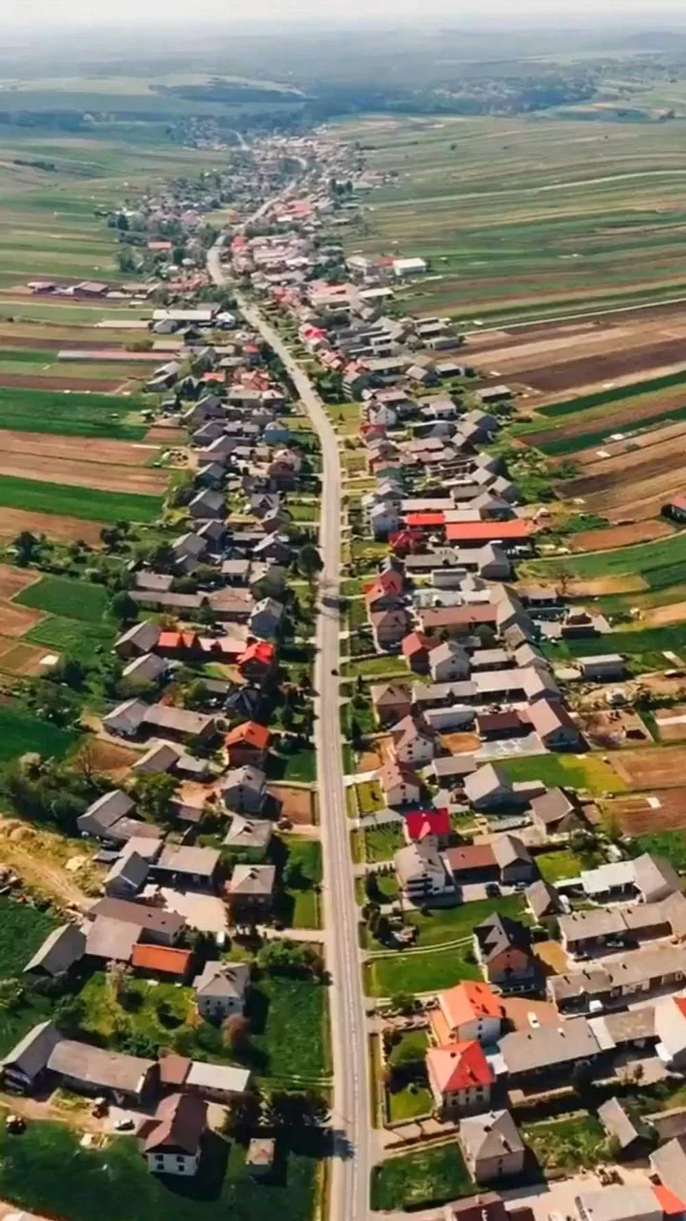Satul în care toți oamenii locuiesc pe aceeași stradă, lungă de 9 kilometri. Imaginile aeriene care l-au făcut celebru în lume