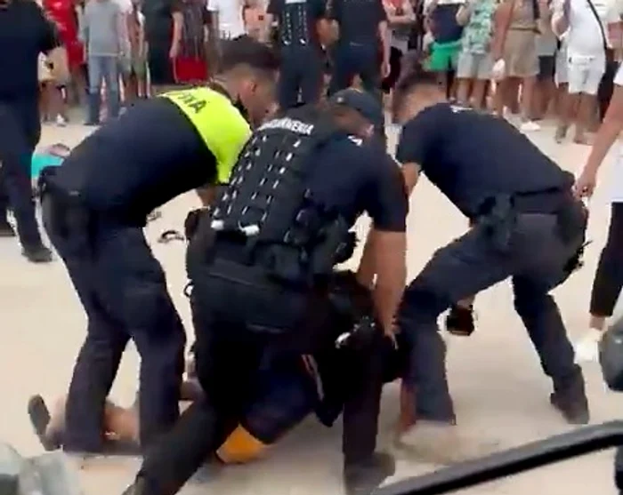 Bătaie pe plaja de la Costinești între turiști și polițiști ajutați de jandarmi