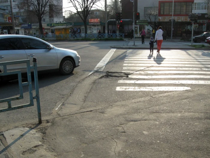 Fiecare şofer evită cum poate gropile din asfalt Foto: Valentin Trufaşu