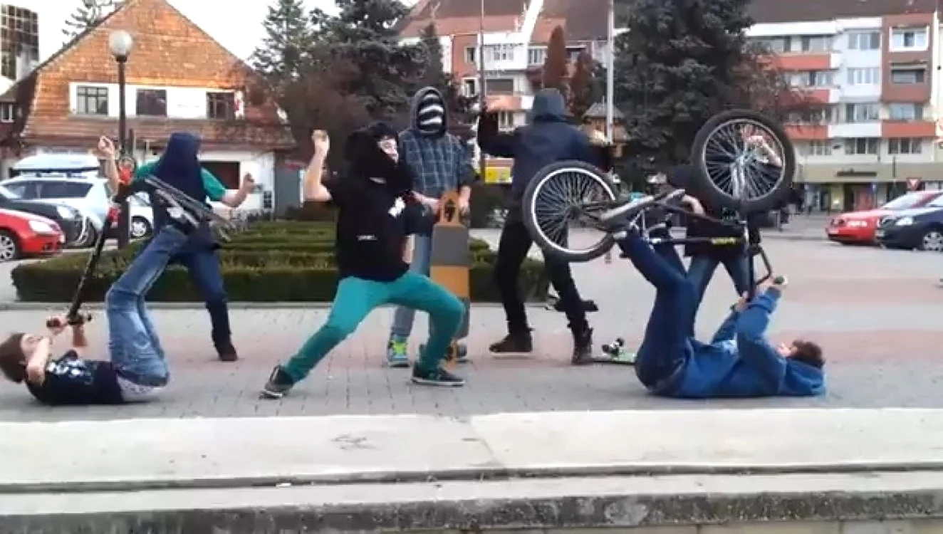 Măştile au fost înlocuite cu fulare şi chiar şi tricouri FOTO: captură youtube