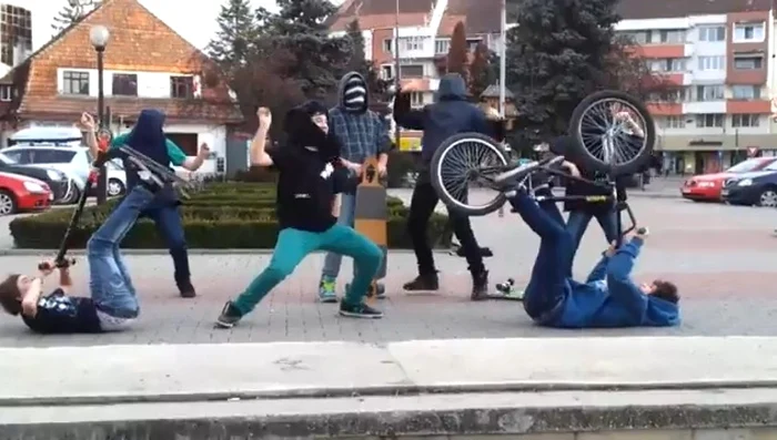 Măştile au fost înlocuite cu fulare şi chiar şi tricouri FOTO: captură youtube