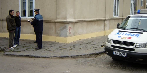 Poliţiştii au efectuat cercetări
