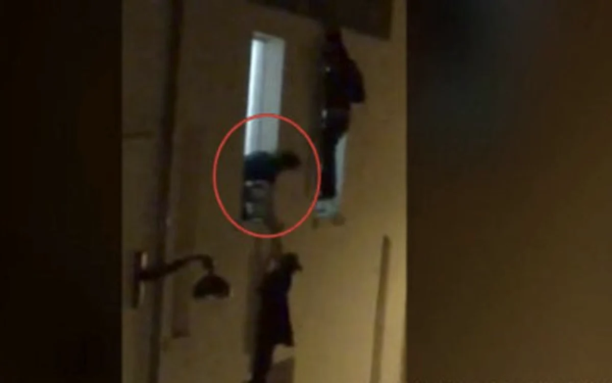 
    Femeia însărcinată a fost filmată în timp ce se ținea de pervazul unei ferestre a clădirii asediate de teroriștifoto: captură  