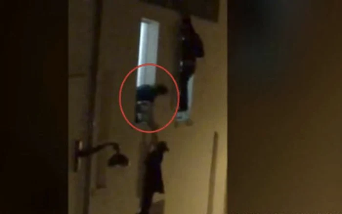 Femeia însărcinată a fost filmată în timp ce se ținea de pervazul unei ferestre a clădirii asediate de teroriștifoto: captură