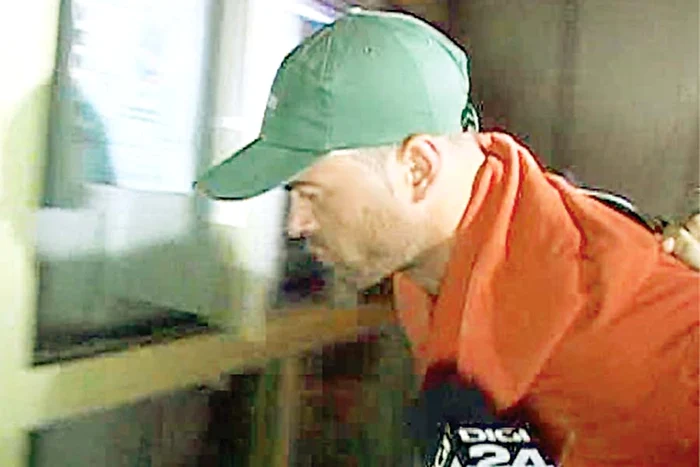 Bărbatul a fost atacat cu două cuţite (FOTOGRAFII: Sandrinio Neagu)