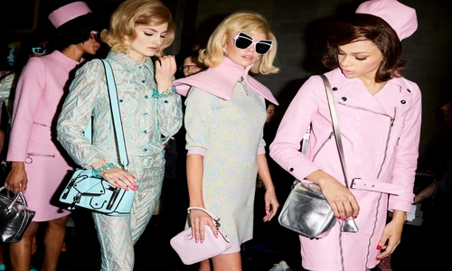 Jachetele şi pălăriile inspirate din anii 60 au predominat în colecţia Moschino  jpeg