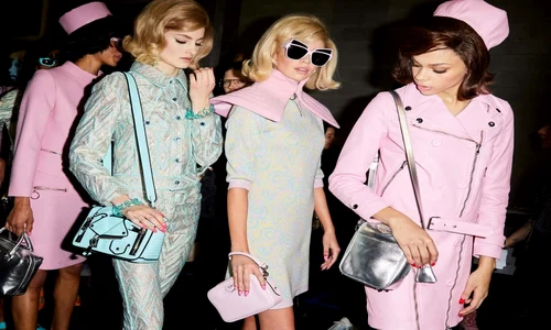 Jachetele şi pălăriile inspirate din anii 60 au predominat în colecţia Moschino  jpeg