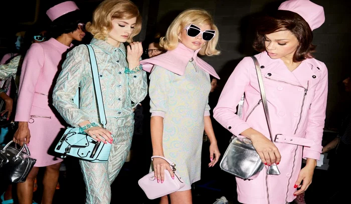 Jachetele şi pălăriile inspirate din anii 60 au predominat în colecţia Moschino jpeg