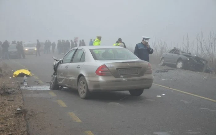 Fostul portar al Universităţii Craiova a provocat un accident în urma căruia un om a murit, iar doi fraţi au ajuns la spital