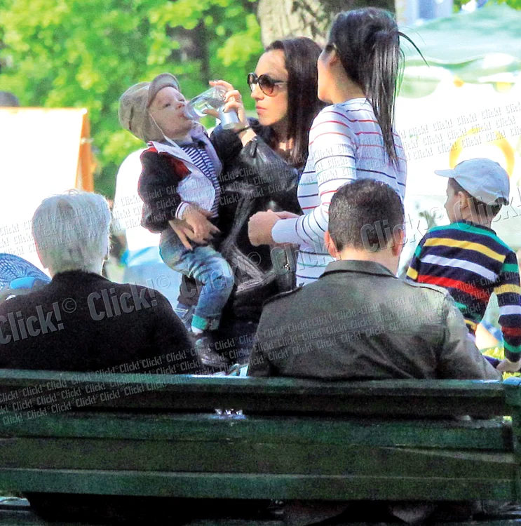 
    Grijulie, solista  îi dă copilaşului ei  să bea din biberon (fotografii: lexar)  
