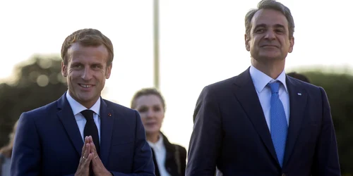 Emmanuel Macron si Kyriakos Mitsotakis in vizta la Muzeul Louvre FOTO EPA-EFE