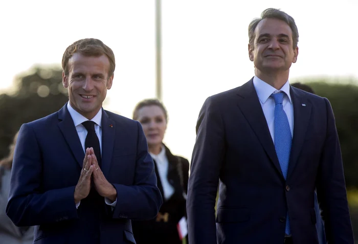 Emmanuel Macron (stânga) şi Kyriakos Mitsotakis în vizită la Muzeul Luvru FOTO EPA-EFE