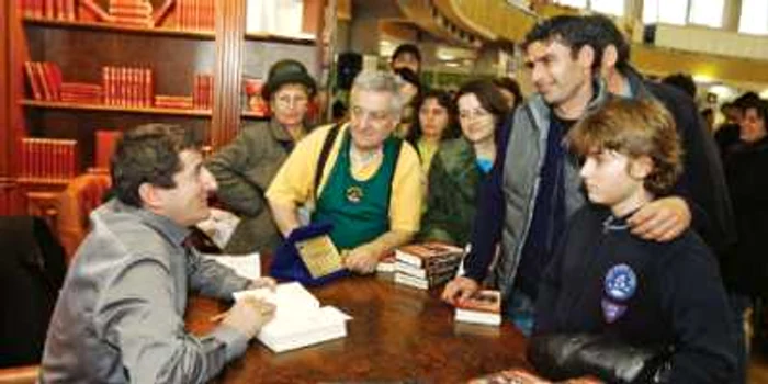 Coadă la autografe pe volumul lui Grigore Cartianu