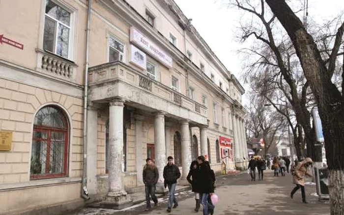 Apartamentele de deasupra bibliotecii sunt închiriate numai străinilor