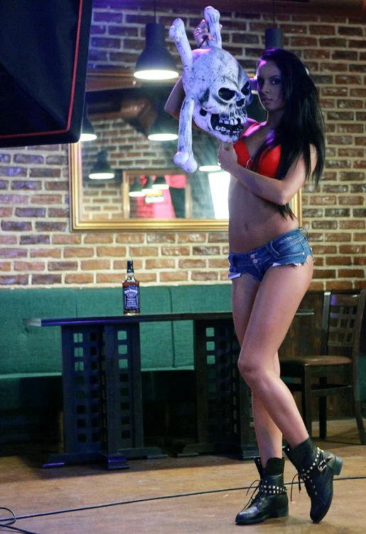 Pictorialul incendiar al fetelor de la Click! Models în cadrul select din Black Jack Pub